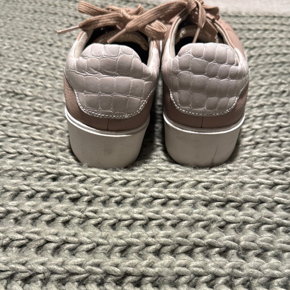 Naturalizer Women's Beige Leather Sneakers with Croc accent. Size 9M - Picture 2 of 4